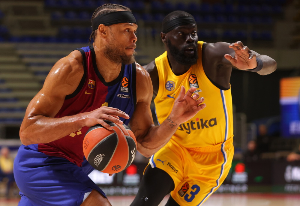 布朗突破分球底角 胡金秋三分出手命中