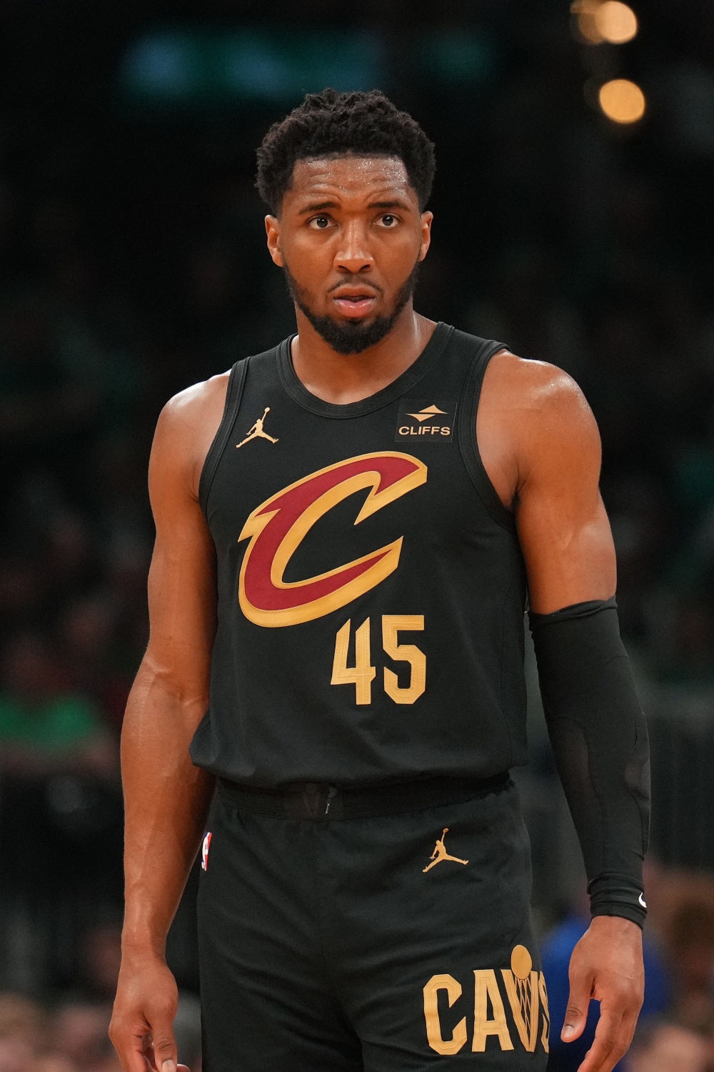 我们的球员将佩戴黑色袖标，悼念刚刚去世的球队传奇恩里克·科亚尔。愿逝者安息。🖤 来源：马竞官方推特