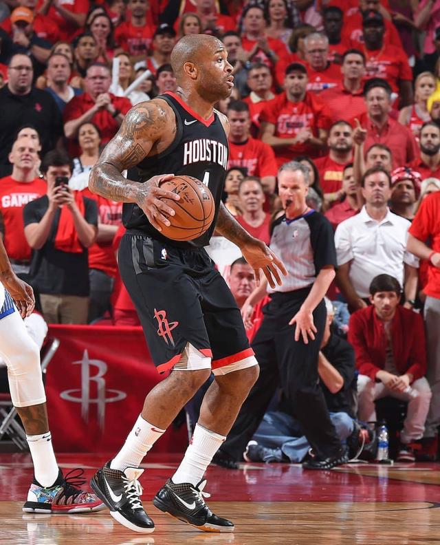 2006 第一届 WBC：日本队在决赛中击败古巴，捧起首届世界棒球经典赛冠军奖杯