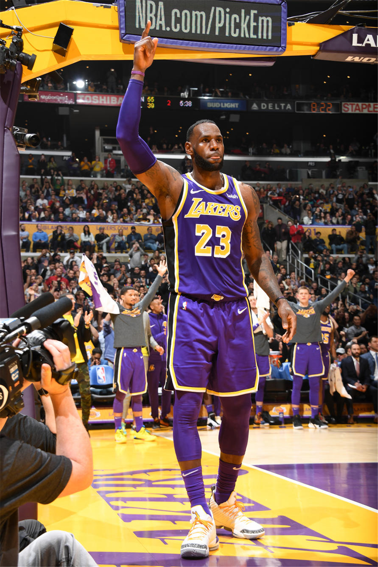 分差上双！桑普森跟进上篮得分并造成犯规 广厦一波8-0